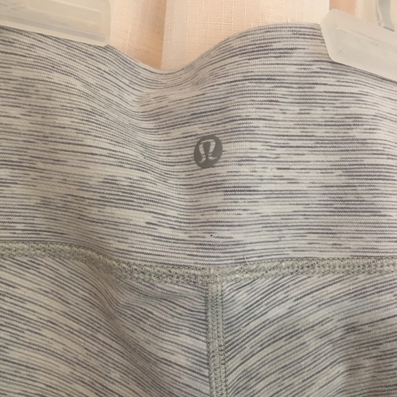 Lululemon Wunder Under Crop - Picture 9 of 9
